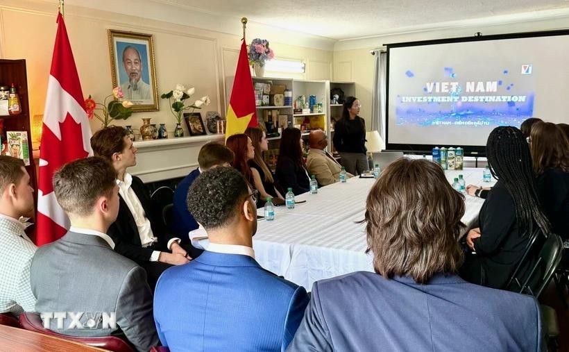 The delegation from Dalhousie University learn about trade opportunities in Vietnam. (Photo: VNA)