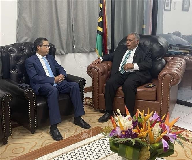 Vietnamese Ambassador to Australia and Vanuatu Pham Hung Tam (L) and President of Vanuatu Nikenike Vurobaravu. (Photo: VNA)