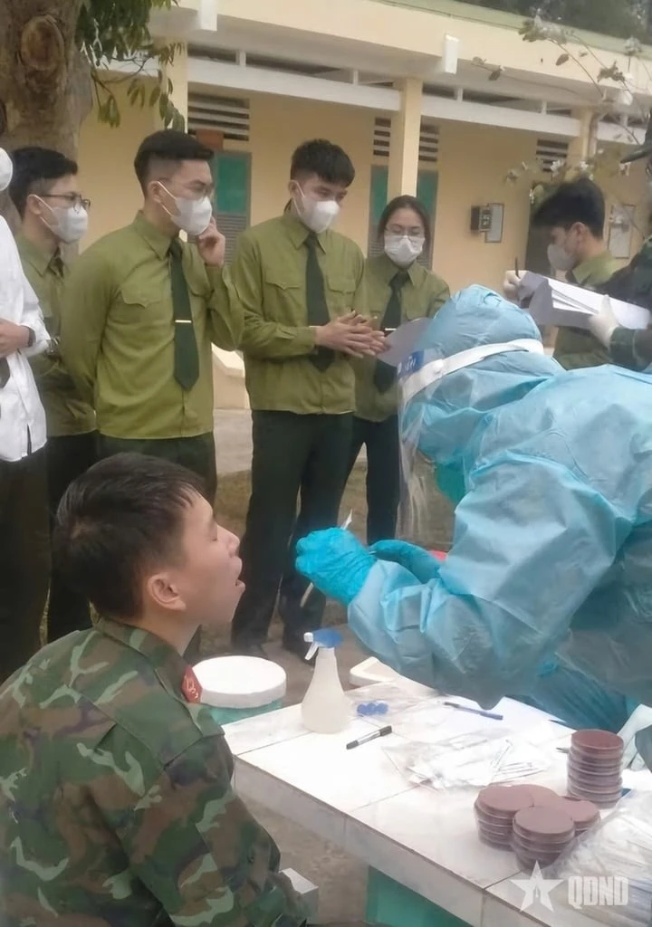 Taking samples for PCR tests on officers and soldiers of Regiment 12, Division 3. (Photo: qdnd.vn)