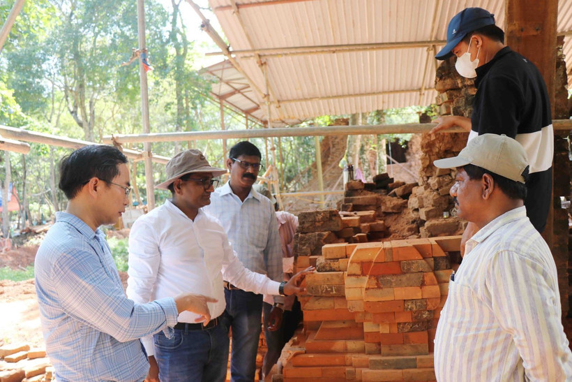 Vietnamese and Indian experts supervise the restoration work at Tower F, part of the My Son Temple Complex. (Photo: VNA)