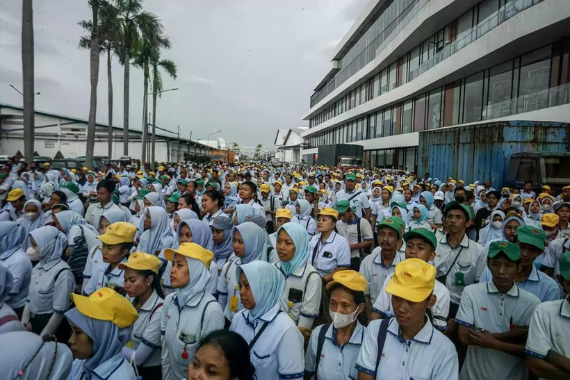 Thousands of workers listen to remarks by the company's top brass at a Sritex factory in Sukoharjo, Central Java, on February 28. The company has laid off over 10,000 workers after it ceases operations. (Photo: Antara)
