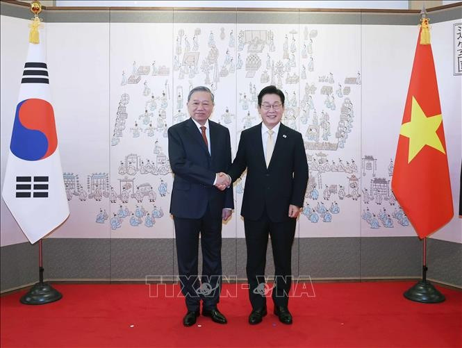 Party General Secretary To Lam (L) and Korean President Lee Jae Myung (Photo: VNA)