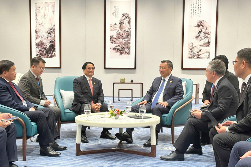 Prime Minister Pham Minh Chinh (L) and Kyrgyz President Sadyr Japarov at their meeting in Tianjin on September 1 (Photo: VNA)