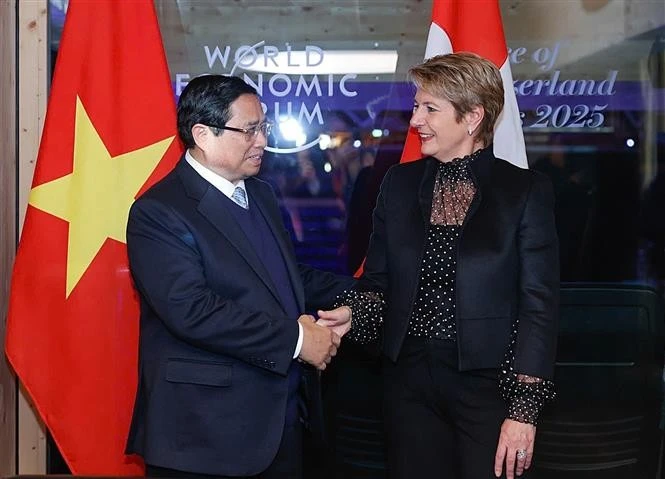 Prime Minister Pham Minh Chinh (left) and Swiss President Karin Keller-Sutter at their meeting in Davos on January 21 (Photo: VNA)