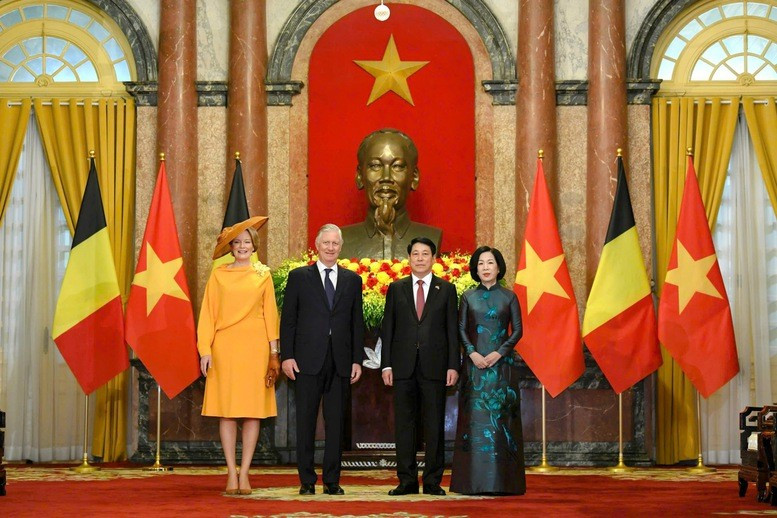 King Philippe and Queen Mathilde of Belgium, and State President Luong Cuong and his spouse, Nguyen Thi Minh Nguyet (R) pose for a photo. (Photo: VNA)