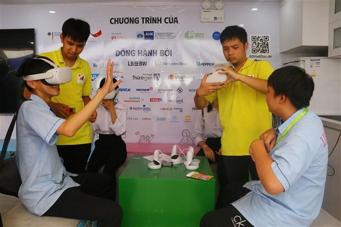 Students in Dong Nai province experience virtual reality of schools in Germany. (Photo: VNA)
