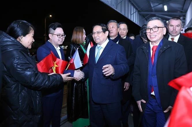 Prime Minister Pham Minh Chinh and Vietnamese entrepreneurs at the Sapa Trade Centre in the Czech Republic (Photo: VNA)