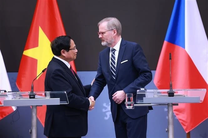 Prime Minister Pham Minh Chinh and his Czech counterpart Petr Fiala hold a joint press conference to announce the outcomes of their talks in Prague on January 20. (Photo: VNA)