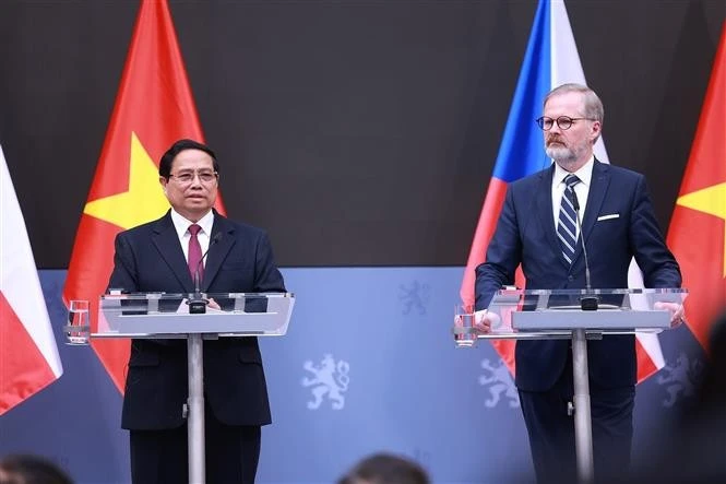 Prime Minister Pham Minh Chinh (left) and his Czech counterpart Petr Fiala inform the results of their talks at a joint press conference in Prague on January 20. (Photo: VNA)