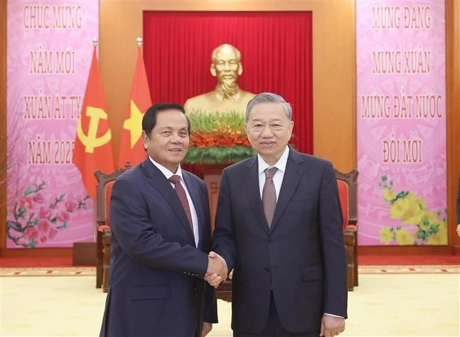 Party General Secretary To Lam (right) receives Ouch Borith, a member of the Cambodian People's Party Central Committee's Standing Board and First Vice President of the Cambodian Senate, in Hanoi on January 20. (Photo: VNA)