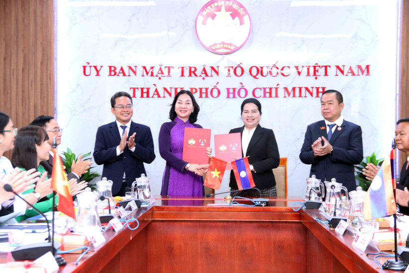 Ho Chi Minh City and Lao localities sign Memoranda of Understanding on cooperation in front work (Photo: VNA)