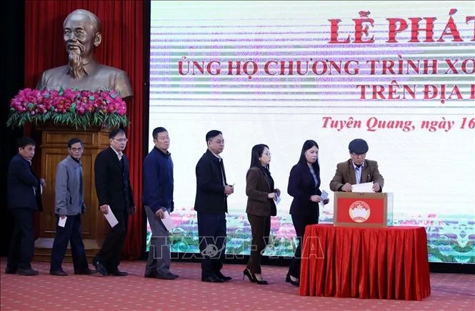 State employees in the northern province of Tuyen Quang donate for housing support programme. (Photo: VNA) 