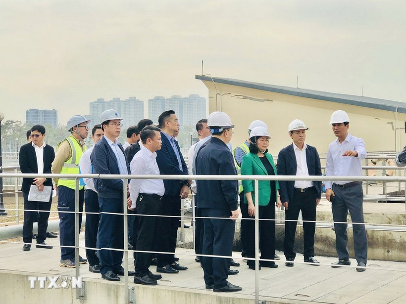 Secretary of the Hanoi Party Committee Bui Thi Minh Hoai and Chairman of the municipal People's Committee Tran Sy Thanh inspect the Yen Xa wastewater treatment system project in December 2024. (Photo: VNA)