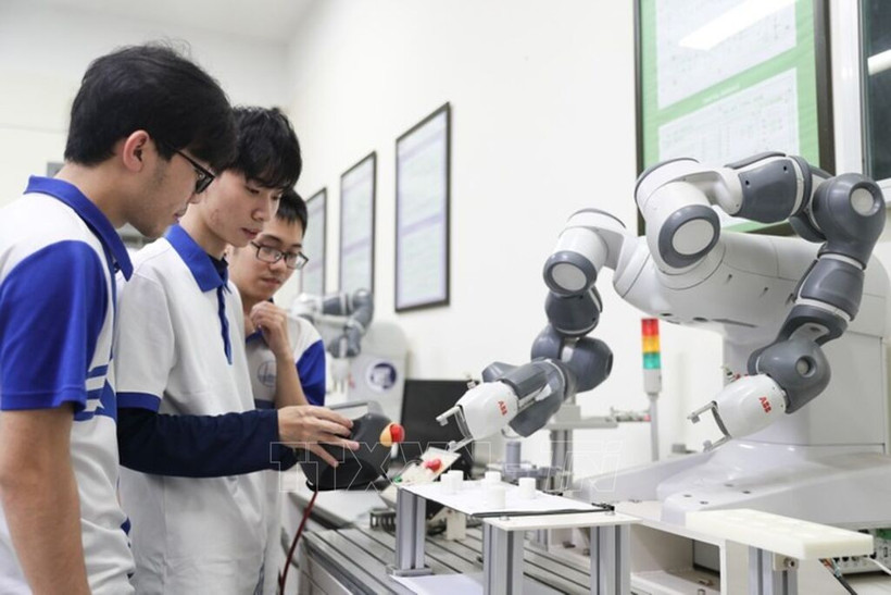 Students of the University of Engineering and Technology under the Vietnam National University, Hanoi practice in a laboratory. (Photo: VNA)