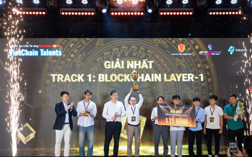 A project on national diploma and certificate management platform by team KMASC, wins the top prize for Blockchain Layer 1. (Photo: VNA)