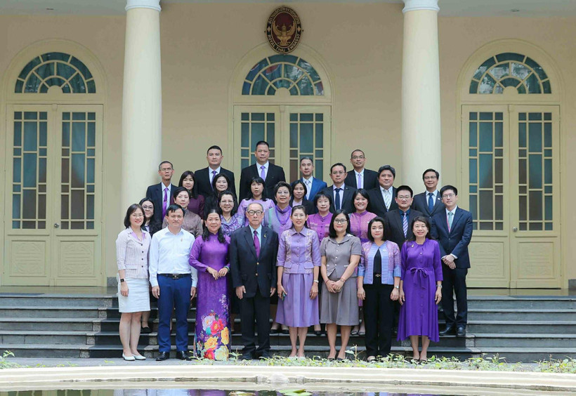 The PMCAF delegation poses a photo with Vietnamese awardees and staff of the Royal Thai Embassy in Hanoi. (Photo: VNA)