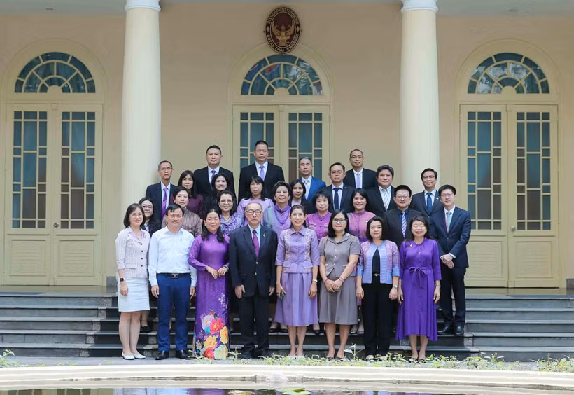 The PMCAF delegation poses a photo with Vietnamese awardees and staff of the Royal Thai Embassy in Hanoi. (Photo: VNA)
