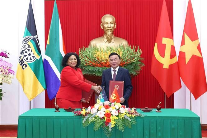 Politburo member and Permanent member of the Communist Party of Vietnam (CPV) Central Committee’s Secretariat Tran Cam Tu (right) and First Deputy Secretary General of South Africa’s African National Congress (ANC) Nomvula Mokonyane sign the MoU on cooperation between the two Parties on May 19. (Photo: VNA)