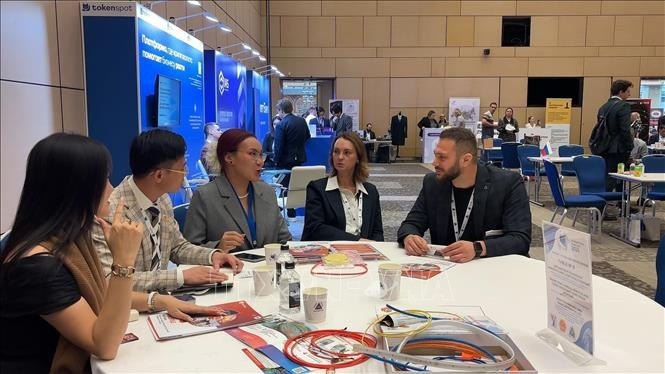 Representatives from Vietnamese and Russian companies at the networking session in Moscow on September 19. (Photo: VNA)