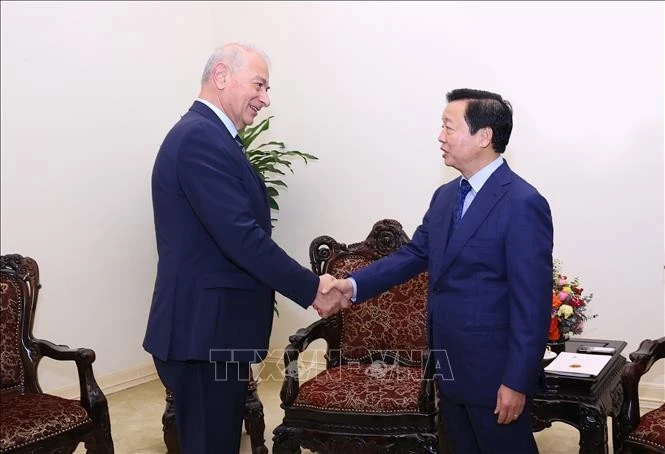 Deputy Prime Minister Tran Hong Ha (right) and Reha Denemec, Vice President of Türkiye's IC ICTAS Group. (Photo: VNA)