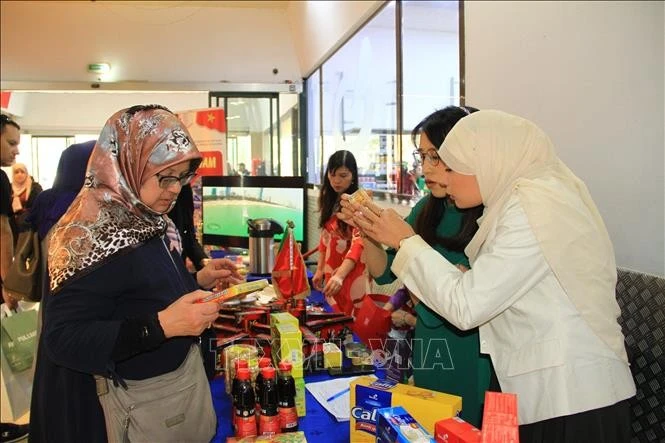 Algerian consumers learn about Vietnamese products at the event. (Photo: VNA)