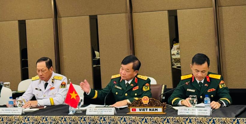 Sen. Lieut. Gen. Hoang Xuan Chien, Deputy Minister of National Defence of Vietnam (centre), speaks at the 4th Vietnam-Indonesia defence policy dialogue in Jakarta (Photo: VNA)