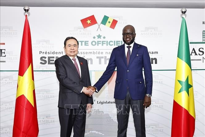 President of the Senegalese National Assembly El Malick Ndiaye (right) welcomes Vietnamese National Assembly Chairman Tran Thanh Man in Dakar on July 23. (Photo: VNA)