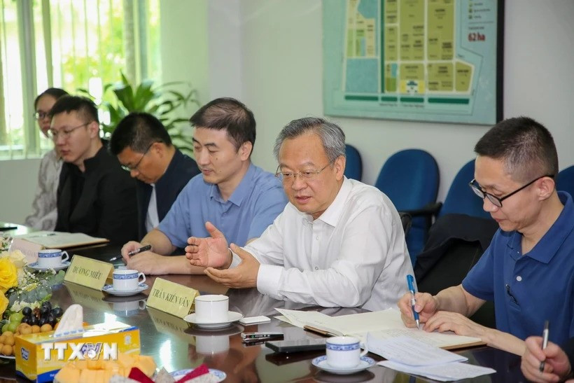 Editor-in-Chief of the People’s Daily of China Chen Jianwen (second from right) (Photo: VNA)