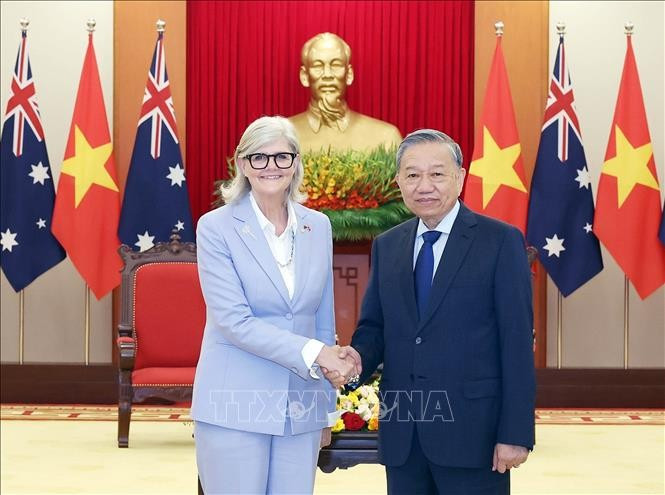 Tổng Bí thư Ban Chấp hành Trung ương Đảng Cộng sản Việt Nam Tô Lâm (phải) và Toàn quyền Australia Sam Mostyn. (Ảnh: TTXVN)
