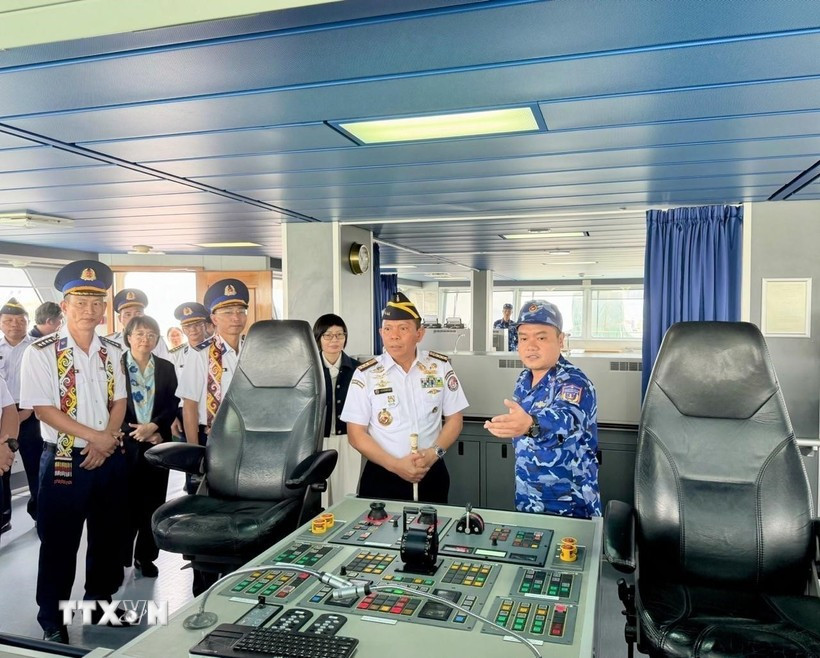 A Vietnam Coast Guard officer (first, right) introduces vessel CBS 8001 to delegates. (Photo: VNA)