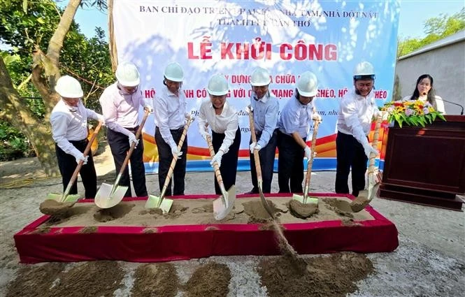 Delegates at the ground-breaking ceremony for the construction of eight houses. (Photo: VNA)