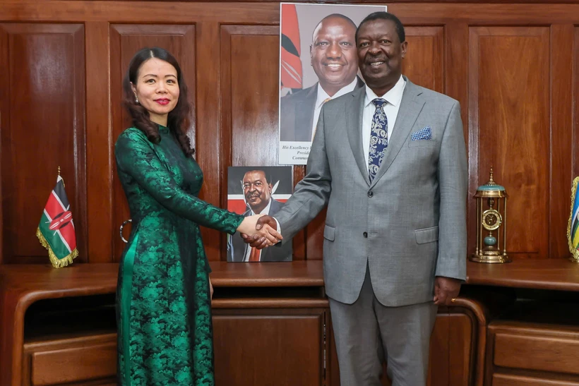 Vietnamese Deputy Minister of Foreign Affairs Nguyen Minh Hang (L) and Kenyan Prime Cabinet Secretary and CS for Foreign and Diaspora Affairs Musalia Mudavadi (Photo: VNA)