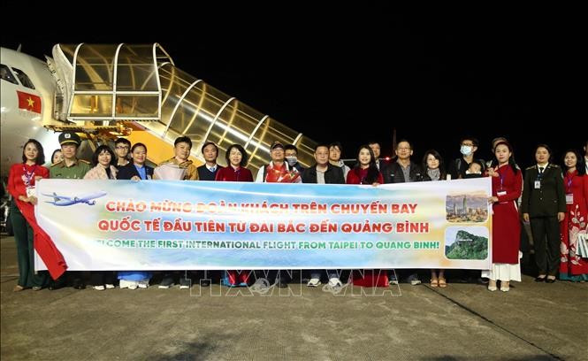 The passengers boarding the first flight from Taiwan to Quang Binh at Dong Hoi Airport (Photo: VNA)