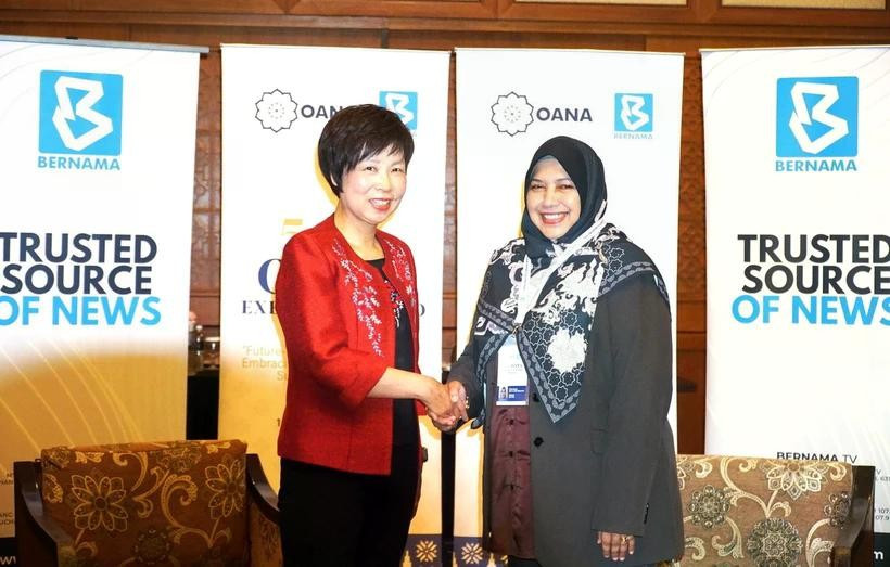 Vietnam News Agency General Director Vu Viet Trang (L) meets with Bernama CEO Datin Paduka Nur-ul Afida Kamaludin on February 17, 2025 (Photo: VNA)
