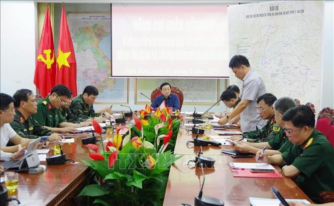 Representatives of relevant units report to Deputy Prime Minister Tran Hong Ha at the meeting. (Photo: VNA)