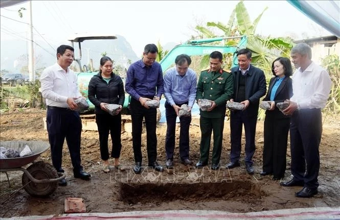 Secretary of Quang Binh provincial Party Committee Le Ngoc Quang (third from the left) and local authorities perform the brick-laying ceremony to start the construction of a house for Cao Thi Ha, a resident in Trung Hoa commune, Minh Hoa district, on January 3 (Photo: VNA)