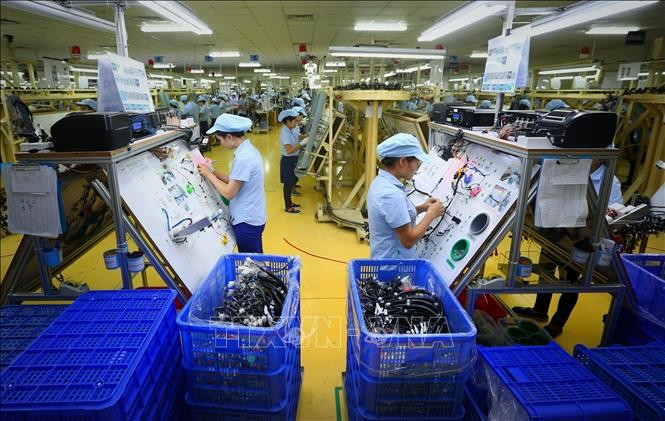Workers produce electronic components at Me Tran Vinh Phuc Electronics Company Limited in the northern province of Vinh Phuc. (Photo: VNA)