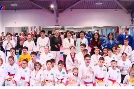 Madam Ngo Phuong Ly, spouse of Party General Secretary To Lam (fourth, right, third row) visits training facility for athletes with disabilities in Kazakhstan (Photo: vtv.vn)