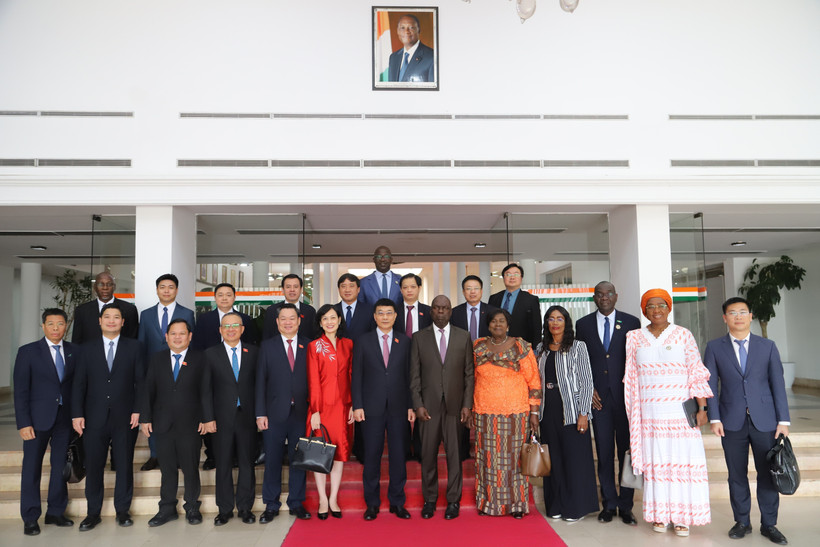 Delegates at the talks between Vice Chairman of the National Assembly (NA) Vu Hong Thanh and Vice President of the National Assembly of Côte d’Ivoire Woi Mela Gaston. (Photo: VNA)