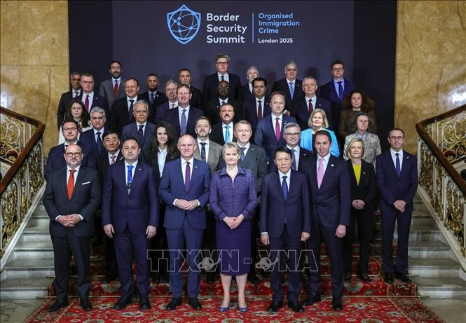 Minister of Public Security General Luong Tam Quang (second from right, first row) and other delegates at the Border Security Summit. (Photo: VNA)