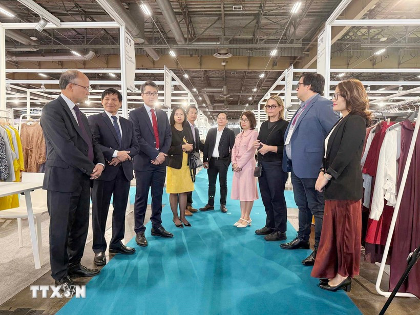 Vietnamese Ambassador to France Dinh Toan Thang and representatives from the Paris Première Vision 2025 organising committee meet with Vietnamese businesses at the trade fair. (Photo: VNA)