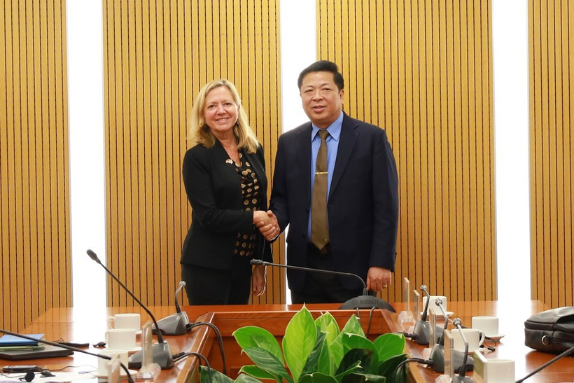Minister of Construction Tran Hong Minh (R) receives Mariam Sherman, WB Country Director for Vietnam, Cambodia, and Lao in Hanoi on April 18. (Photo: VNA) 