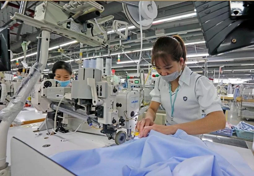 Workers make products for export to the EU. (Photo: VNA)