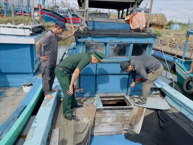 Border guard examines a fishing vessel in Binh Hai commune, Binh Son district in Quang Ngai province. (Photo: VNA)