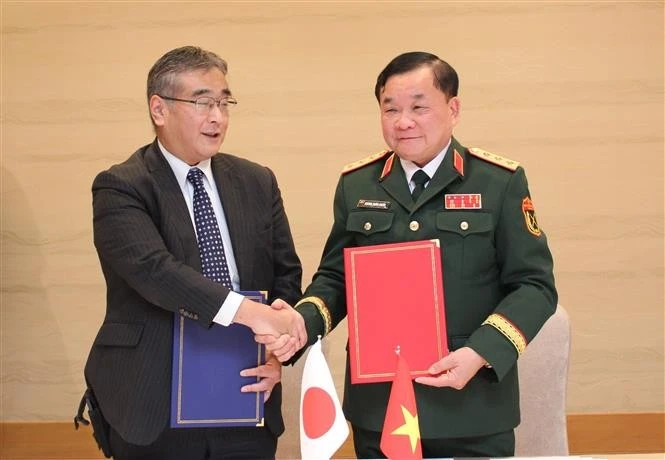 Sen. Lieut. Gen. Hoang Xuan Chien (R), Politburo member, member of the Standing Board of the Central Military Commission, and Deputy Minister of National Defence of Vietnam, and Kano Koji, Japan’s Vice Minister of Defence, at the 11th Vietnam-Japan defence policy dialogue in Fukuoka on February 10 (Photo: VNA)