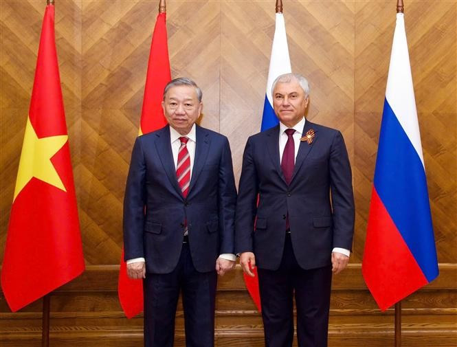 Vietnamese Party General Secretary To Lam (L) and Chairman of the State Duma of the Federal Assembly of the Russian Federation Vyacheslav Volodin at their meeting in Moscow on May 10 (Photo: VNA)