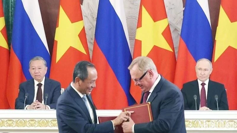 Representatives from Vietnam Airlines and Russia’s state-owned VTB Bank exchange the MOU on cooperation. (Photo: nhandan.vn)