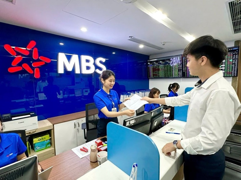 At MB securities company (Photo: qdnd.vn) 