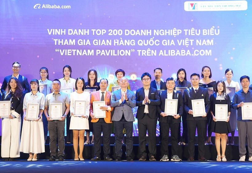 Representatives from outstanding businesses selected to participate in the "Vietnam National Pavilion" in 2025. (Photo: hanoimoi.vn)