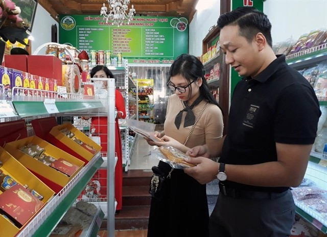 Customers buy products at a shop introducing OCOP items in Hanoi. (Photo: kinhtedothi.vn)